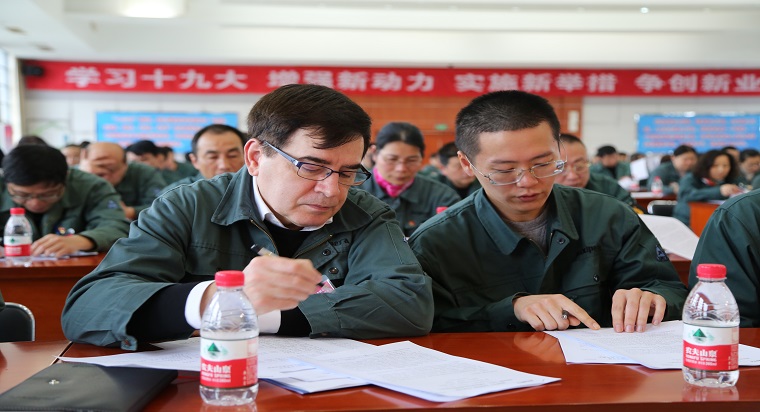 公司五屆四次職代會(huì)暨“我為公司三十周年獻(xiàn)禮”動(dòng)員大會(huì)隆重召開